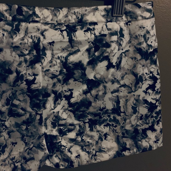 Guess, Size 0 Dress shorts - Picture 4 of 5